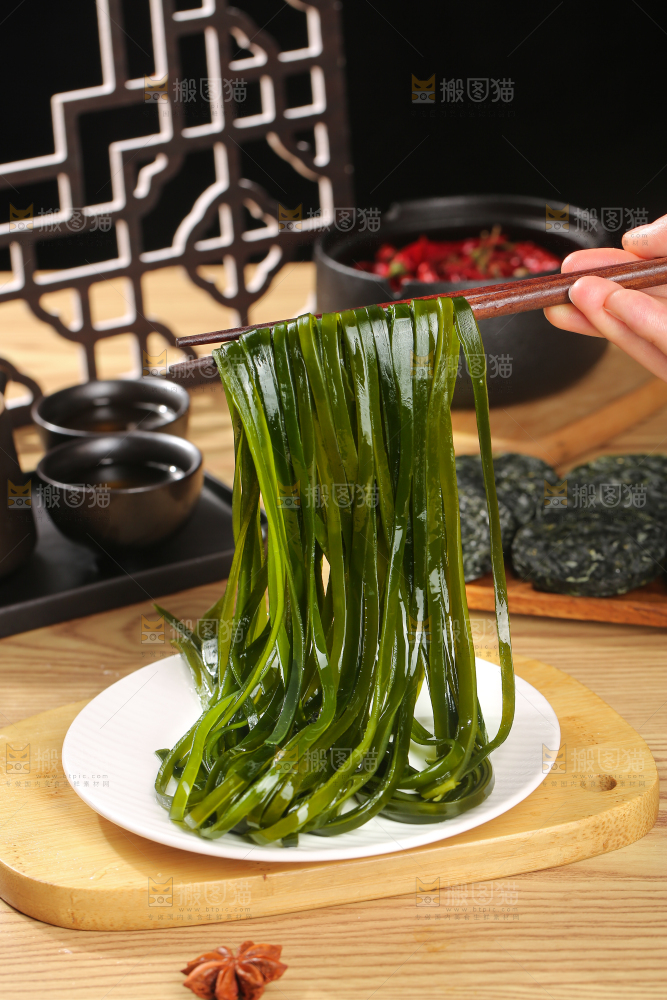 木底上的压缩海带丝