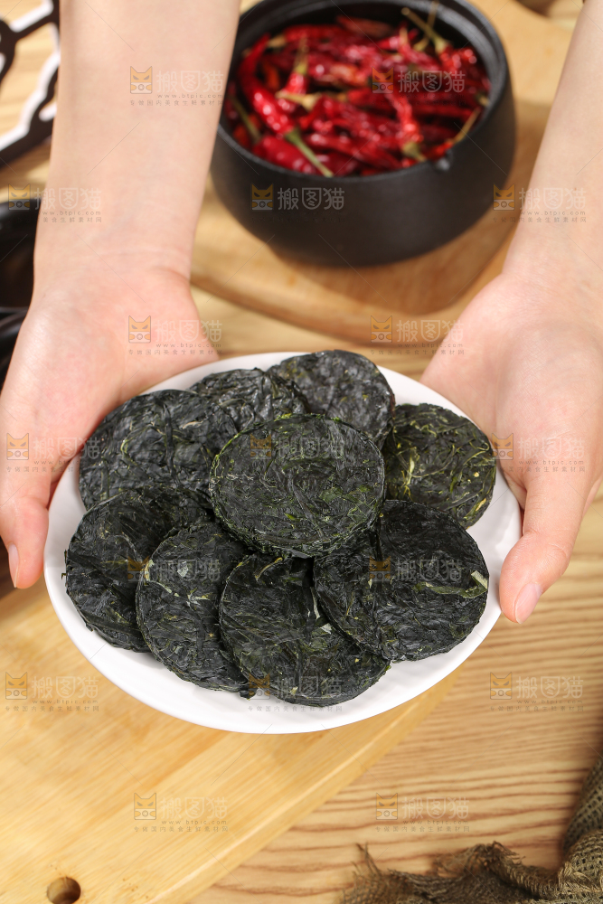 木底上的压缩海带丝