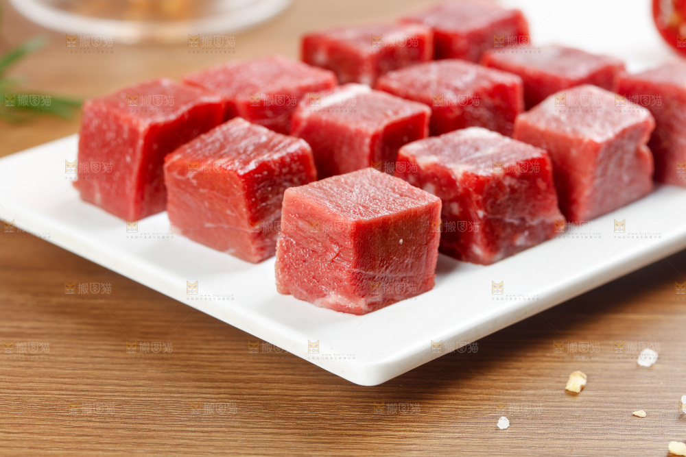 深底上的牛肉粒
