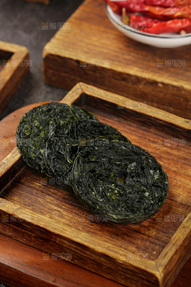 木底上的压缩海带丝