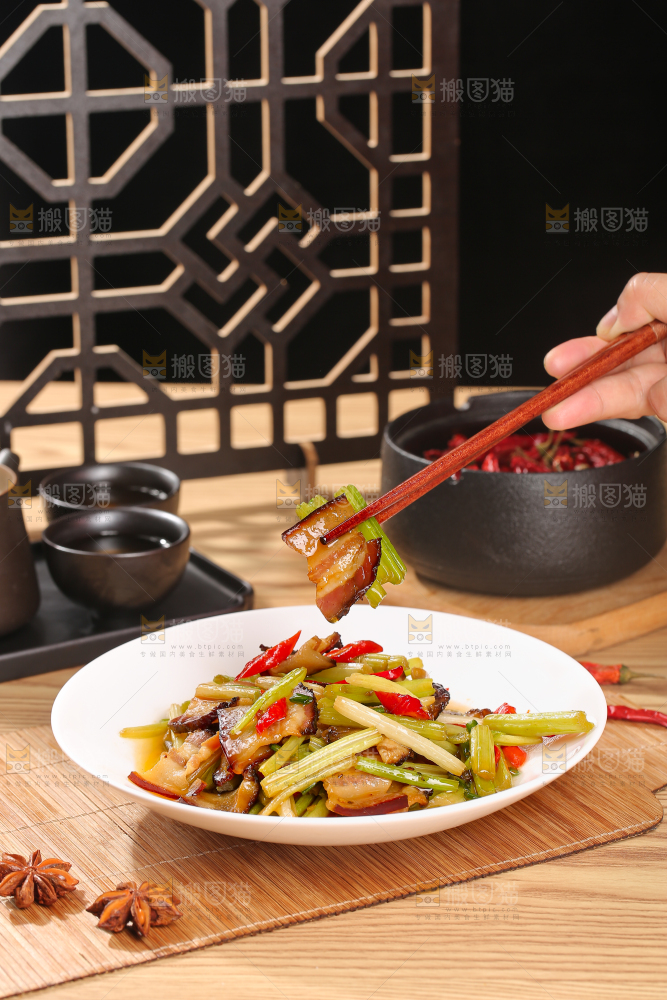 盘子里的腊肉炒芹菜