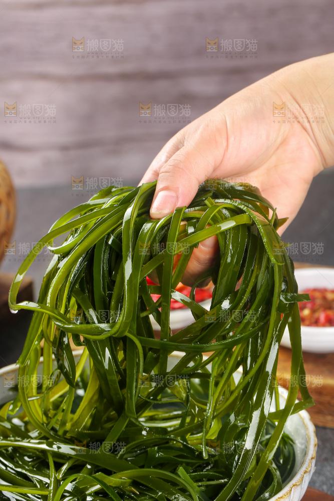 木底上的压缩海带丝