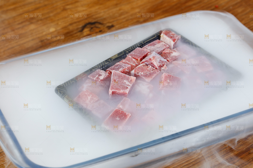 深底上的牛肉粒
