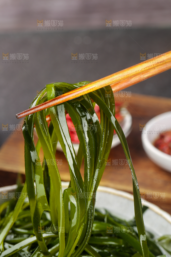 木底上的压缩海带丝
