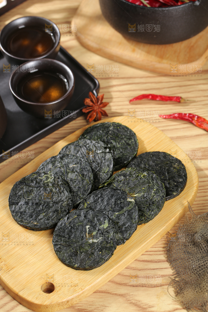 木底上的压缩海带丝