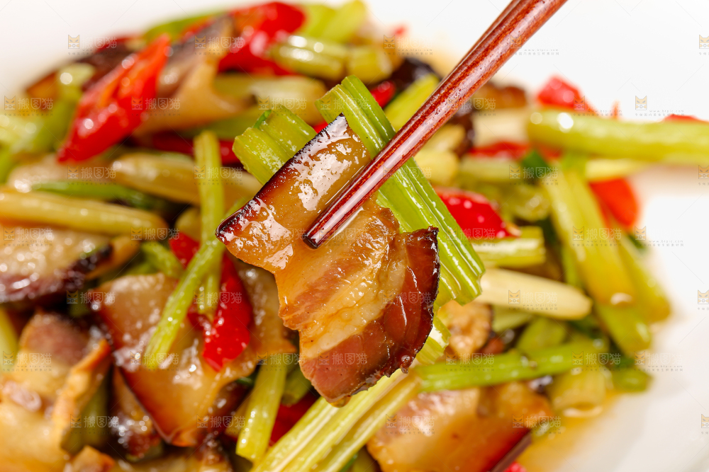 盘子里的腊肉炒芹菜