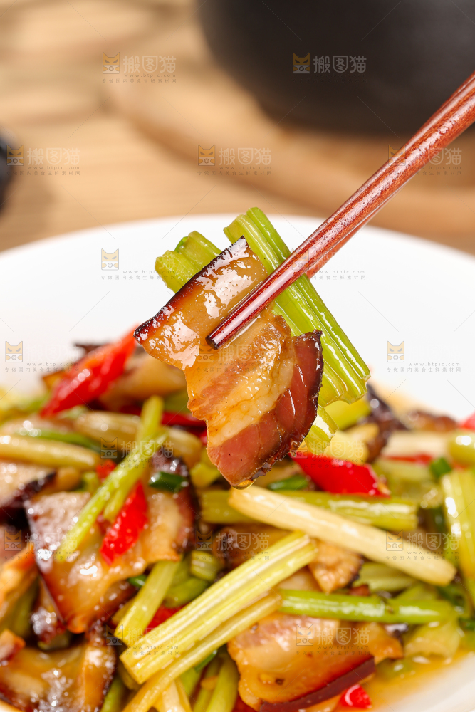 盘子里的腊肉炒芹菜