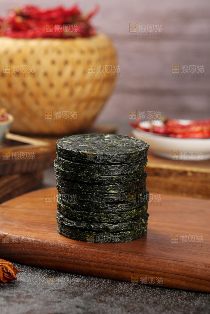 木底上的压缩海带丝