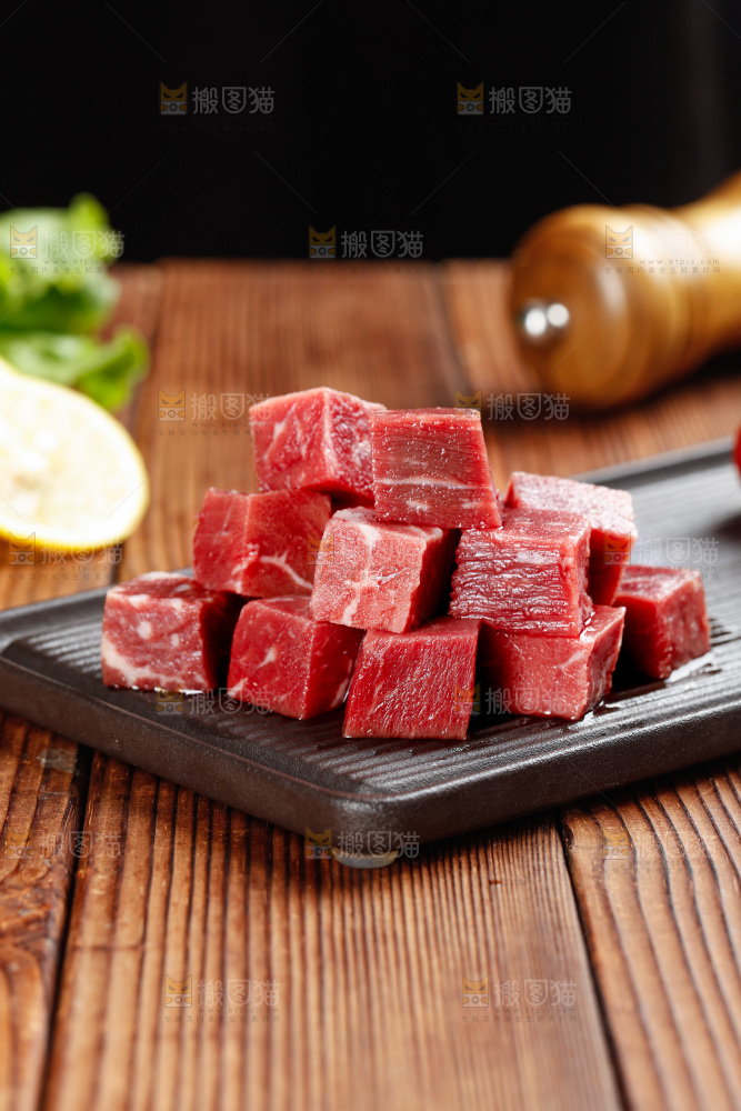 深底上的牛肉粒