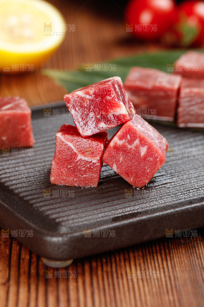 深底上的牛肉粒