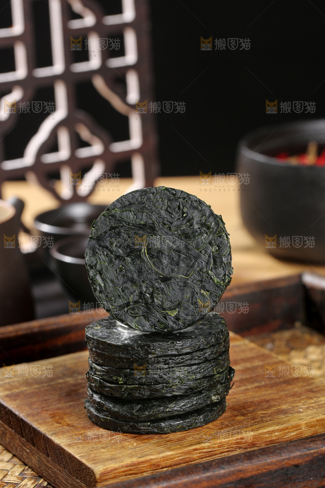 木底上的压缩海带丝