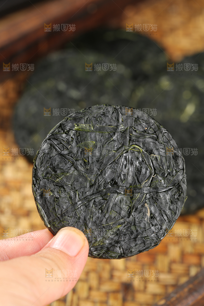 木底上的压缩海带丝