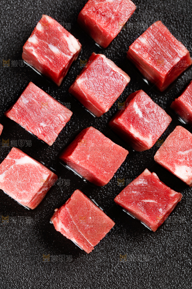 深底上的牛肉粒