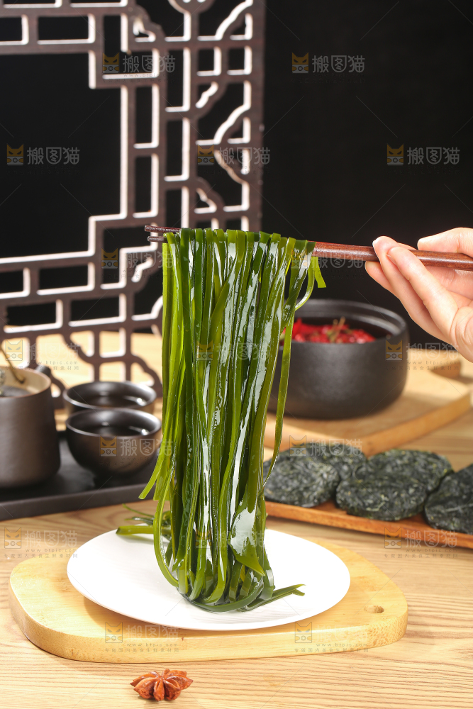 木底上的压缩海带丝