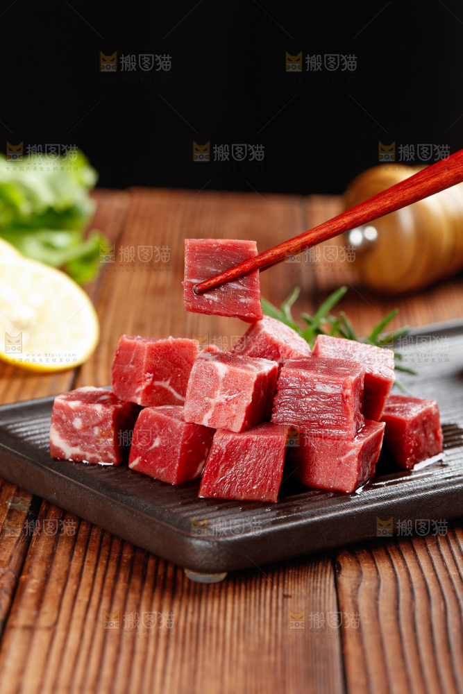 深底上的牛肉粒