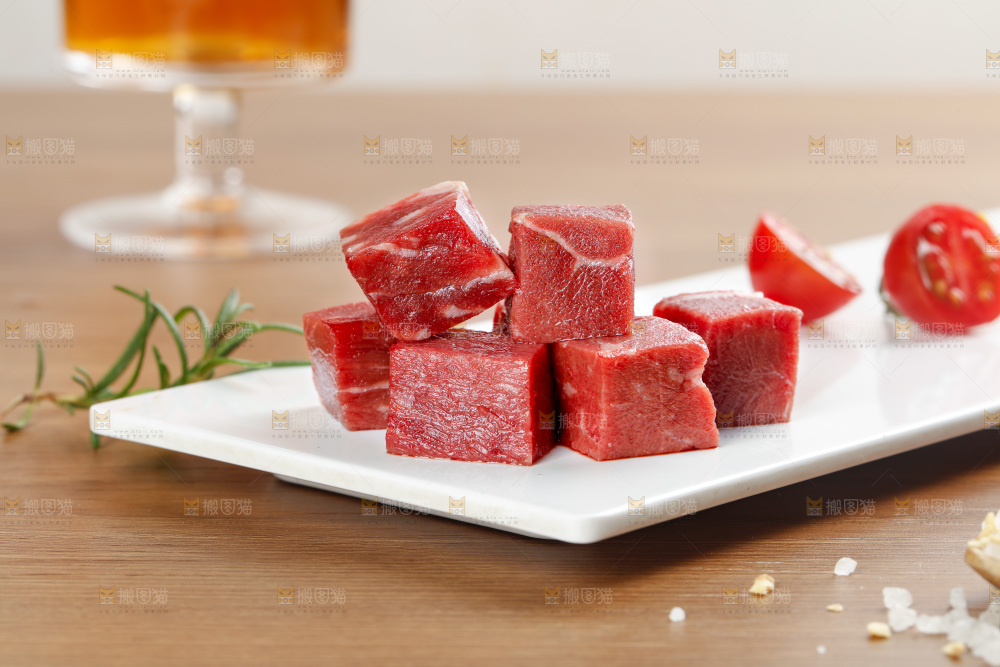 深底上的牛肉粒