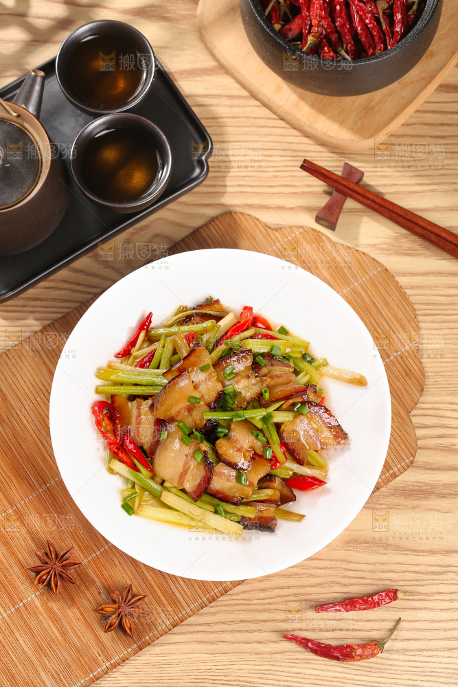 盘子里的腊肉炒芹菜