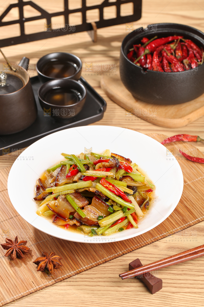 盘子里的腊肉炒芹菜