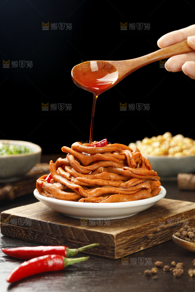 深底上的卤鸭肠