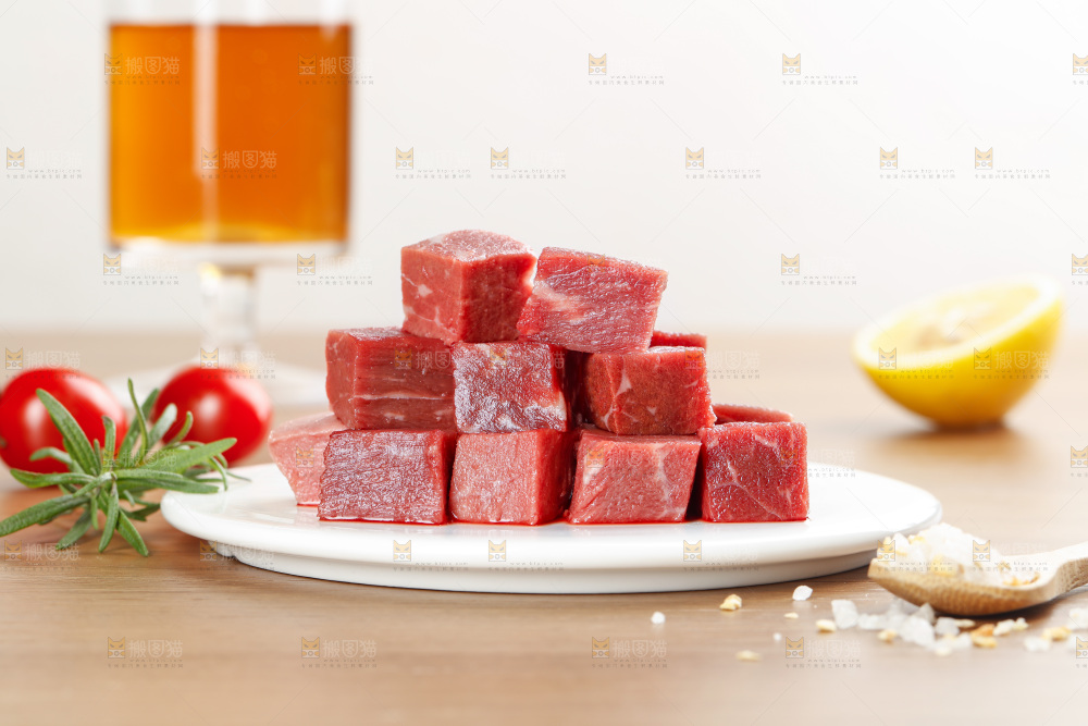 深底上的牛肉粒