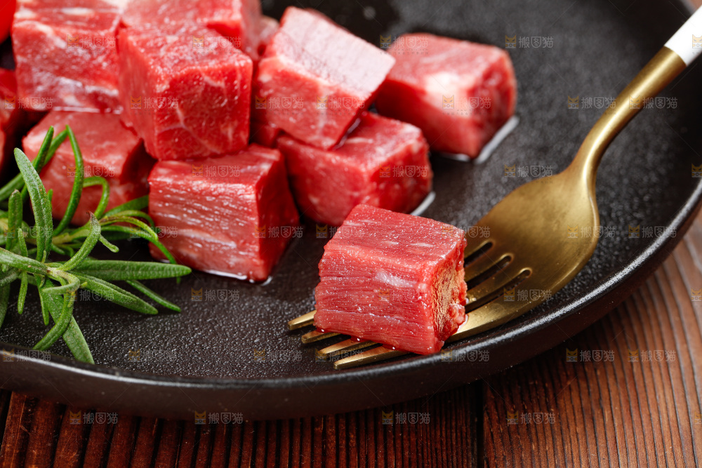 深底上的牛肉粒