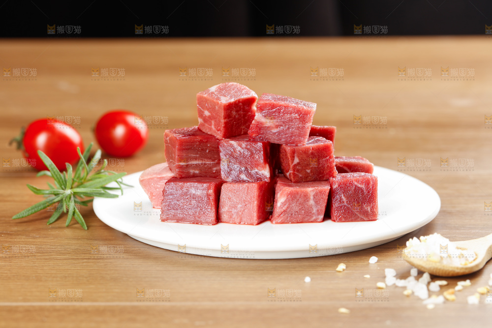 深底上的牛肉粒