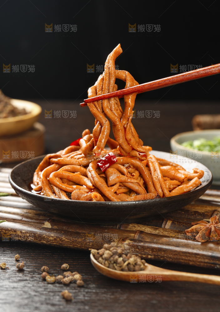 深底上的卤鸭肠