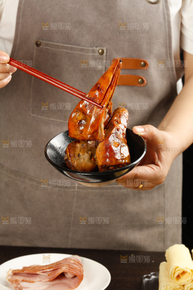 深底上的螺蛳粉食材
