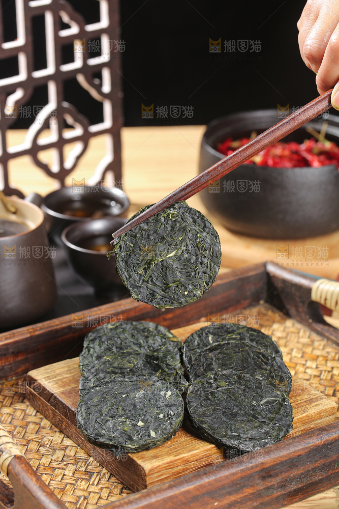 木底上的压缩海带丝