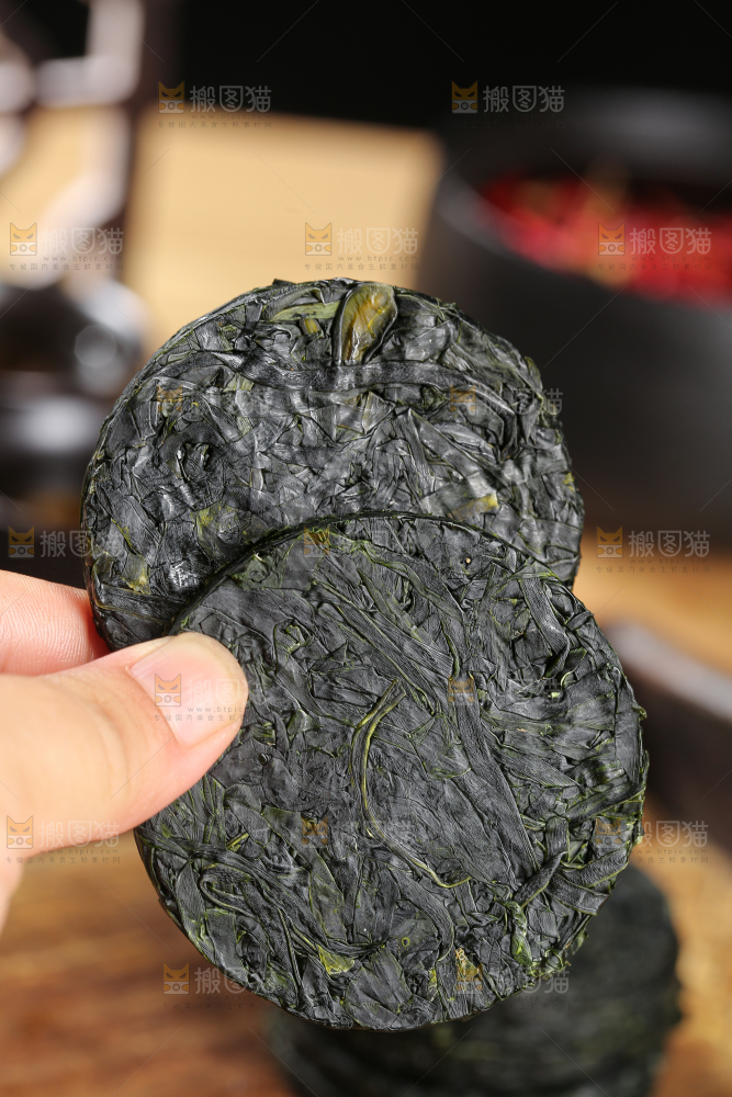 木底上的压缩海带丝