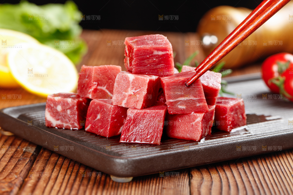 深底上的牛肉粒