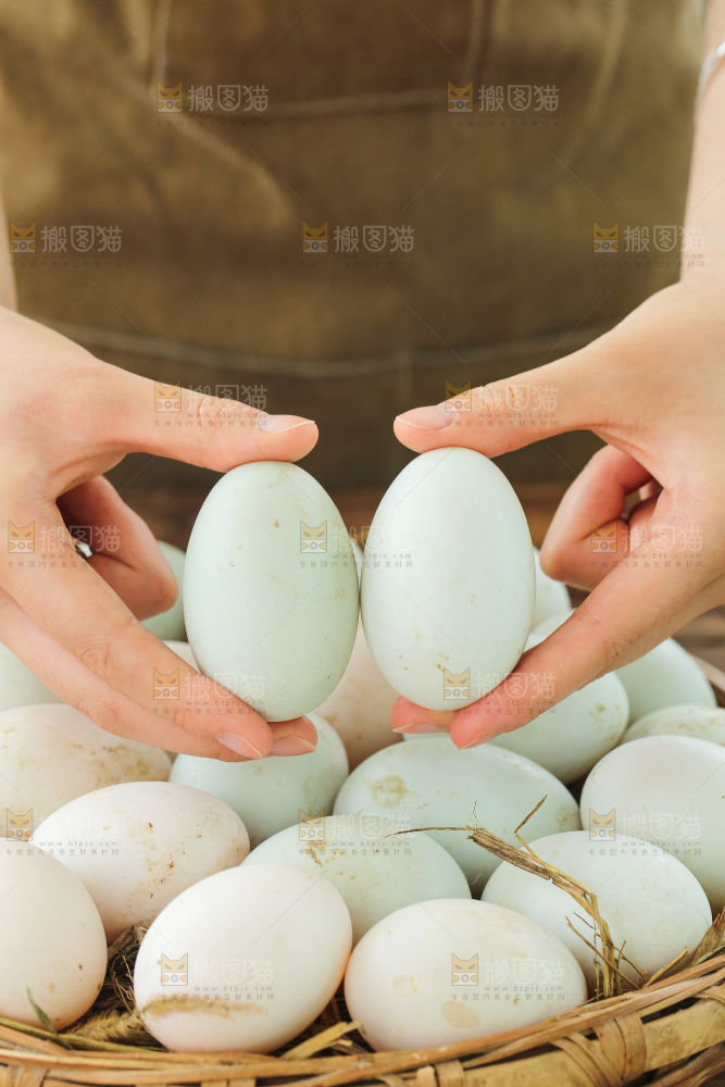 深底上的鸭蛋