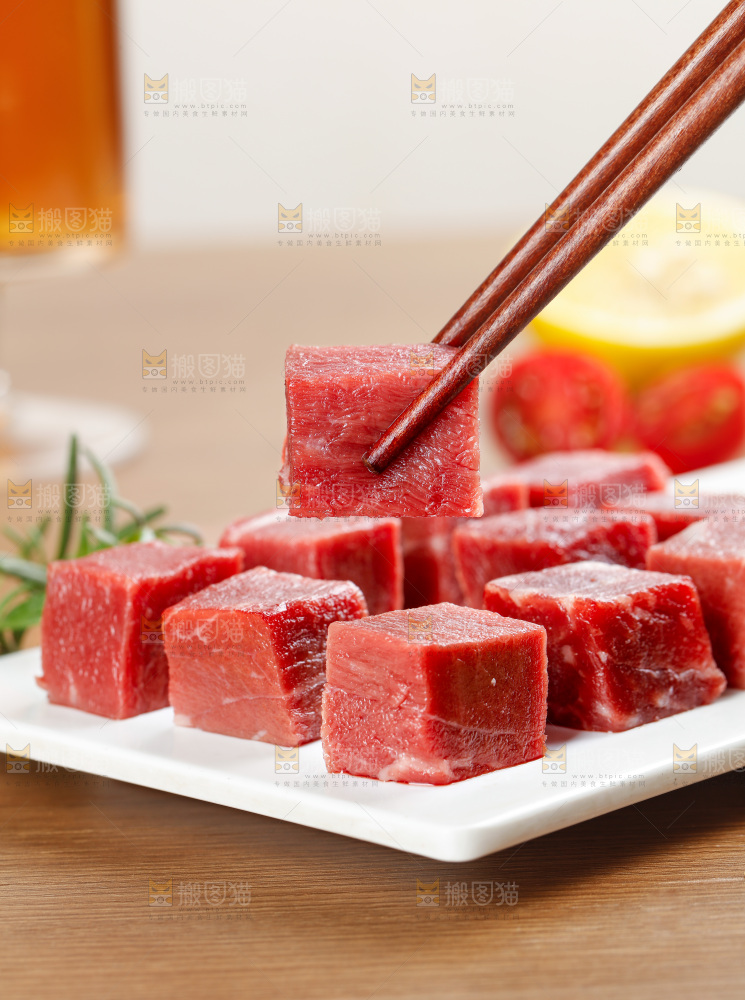 深底上的牛肉粒