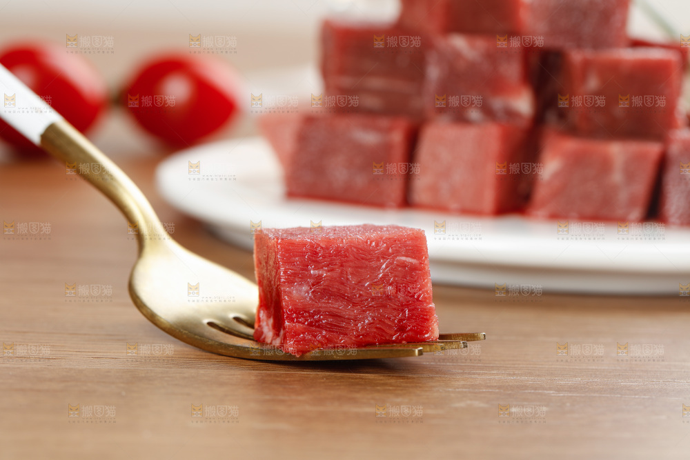 深底上的牛肉粒