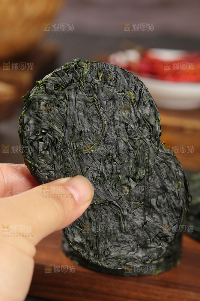 木底上的压缩海带丝