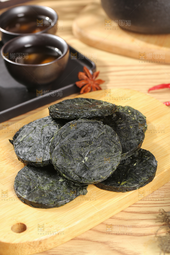 木底上的压缩海带丝