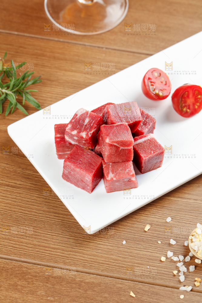 深底上的牛肉粒