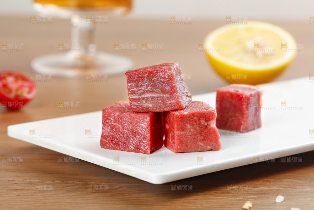 深底上的牛肉粒