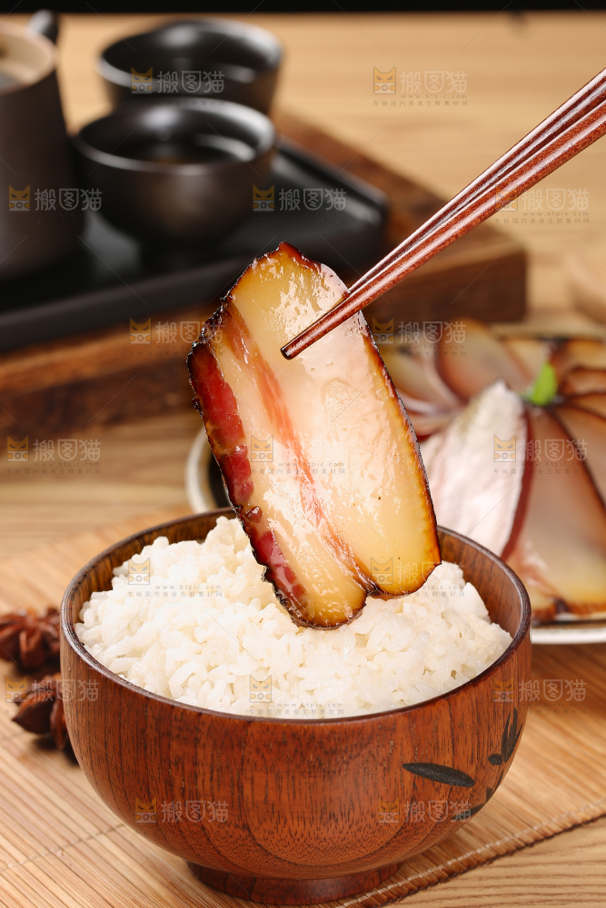 深底上的五花咸肉