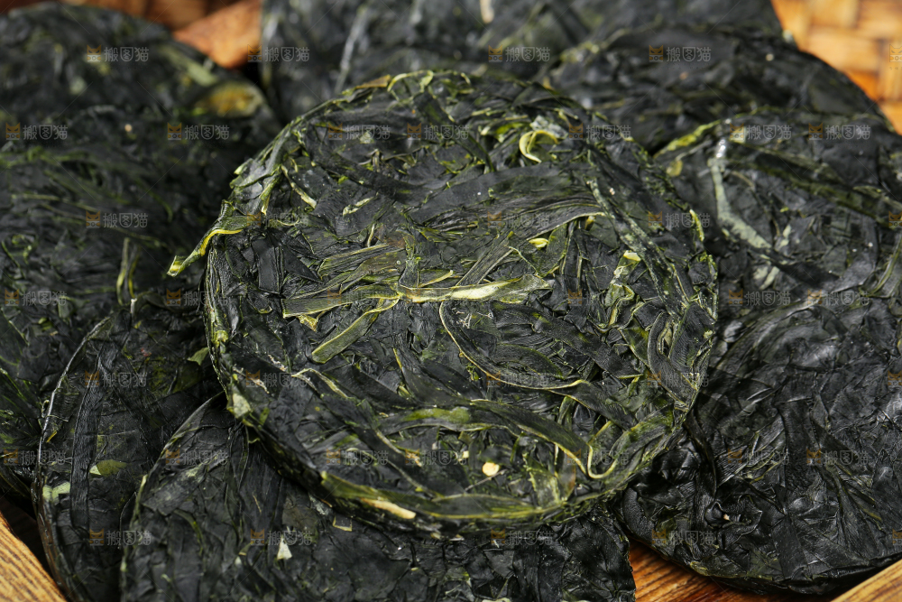 木底上的压缩海带丝