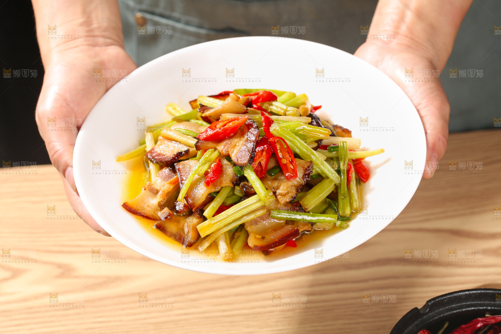 盘子里的腊肉炒芹菜