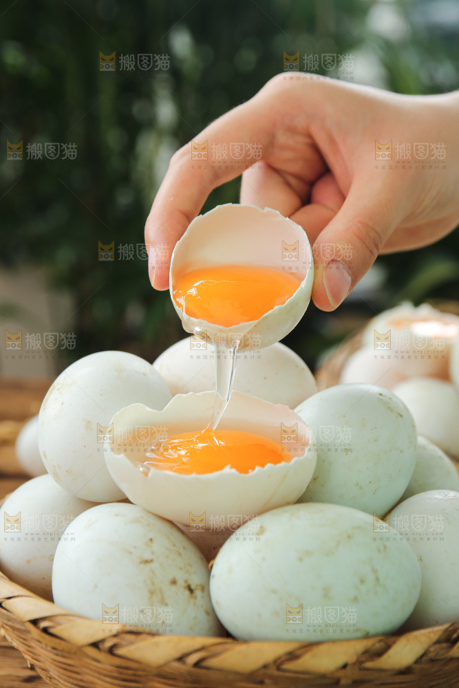深底上的鸭蛋