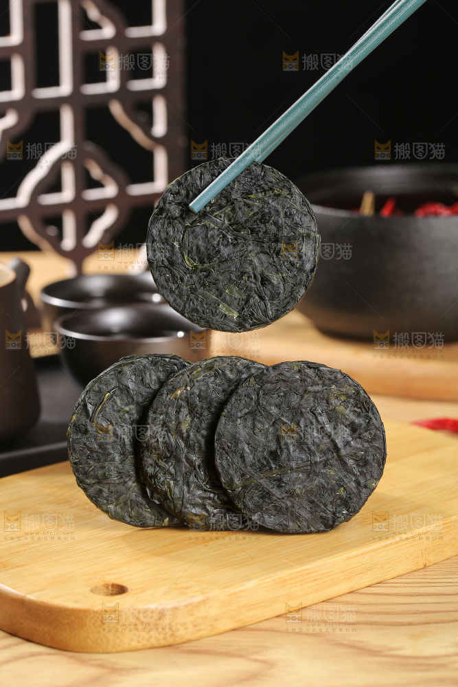 木底上的压缩海带丝