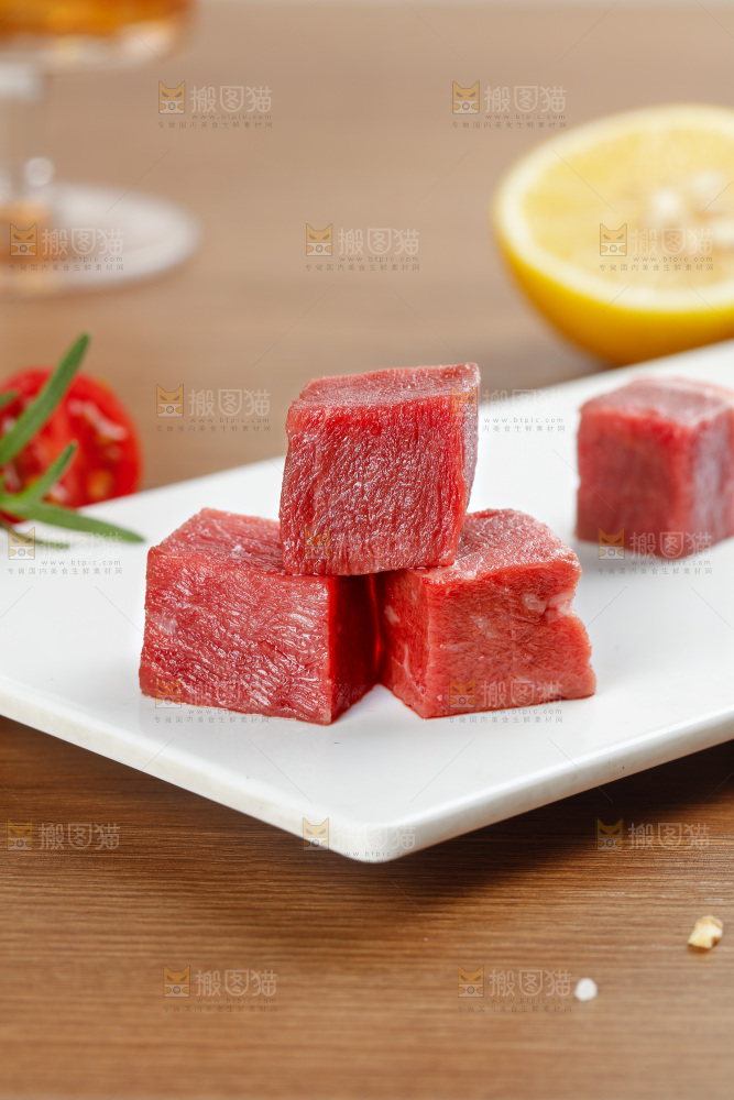 深底上的牛肉粒