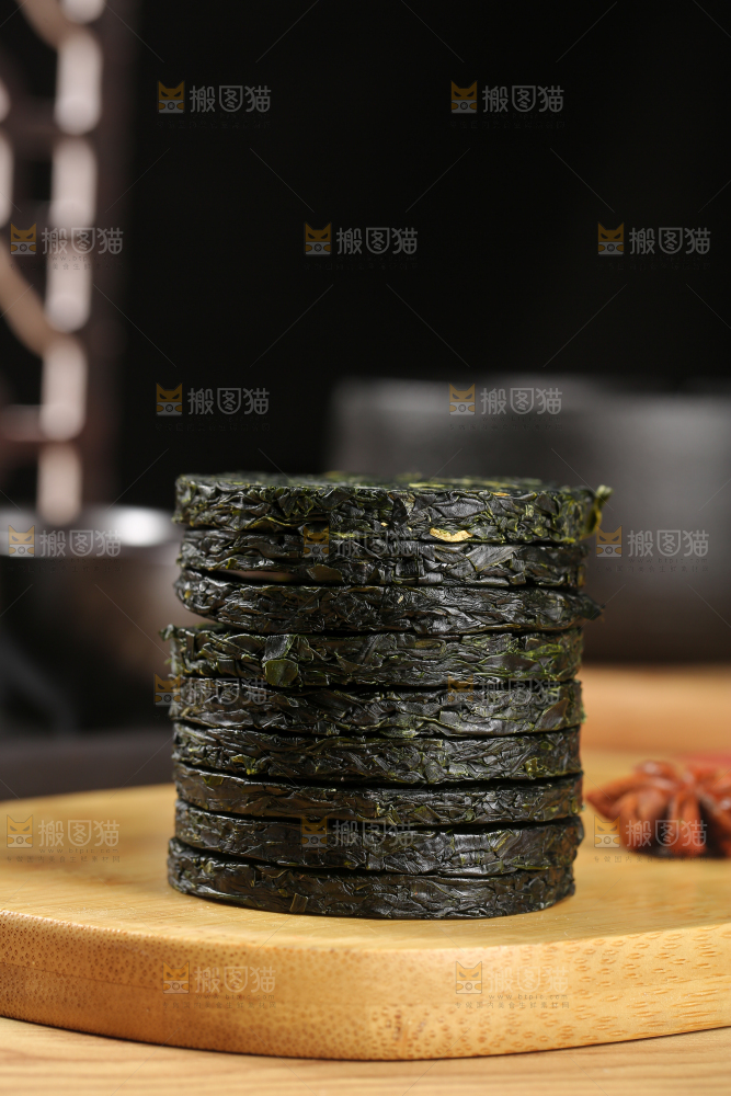 木底上的压缩海带丝