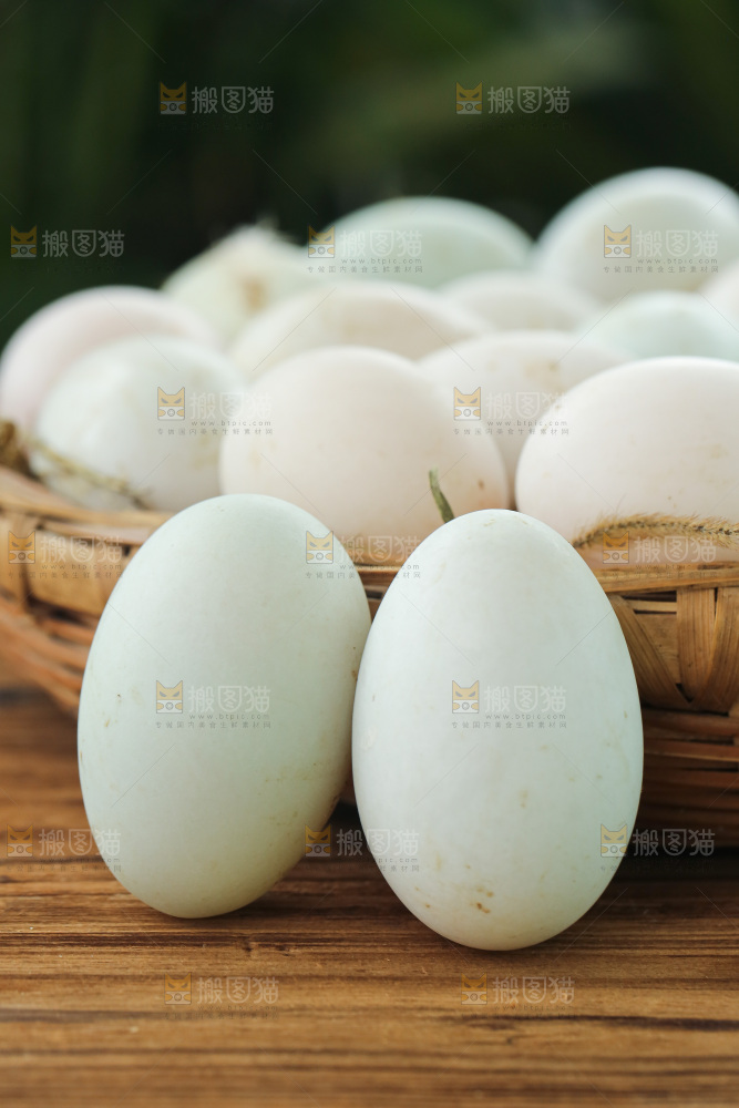 深底上的鸭蛋