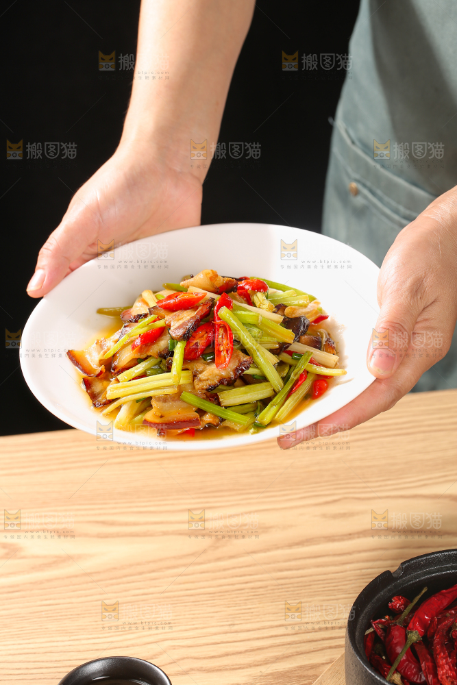 盘子里的腊肉炒芹菜