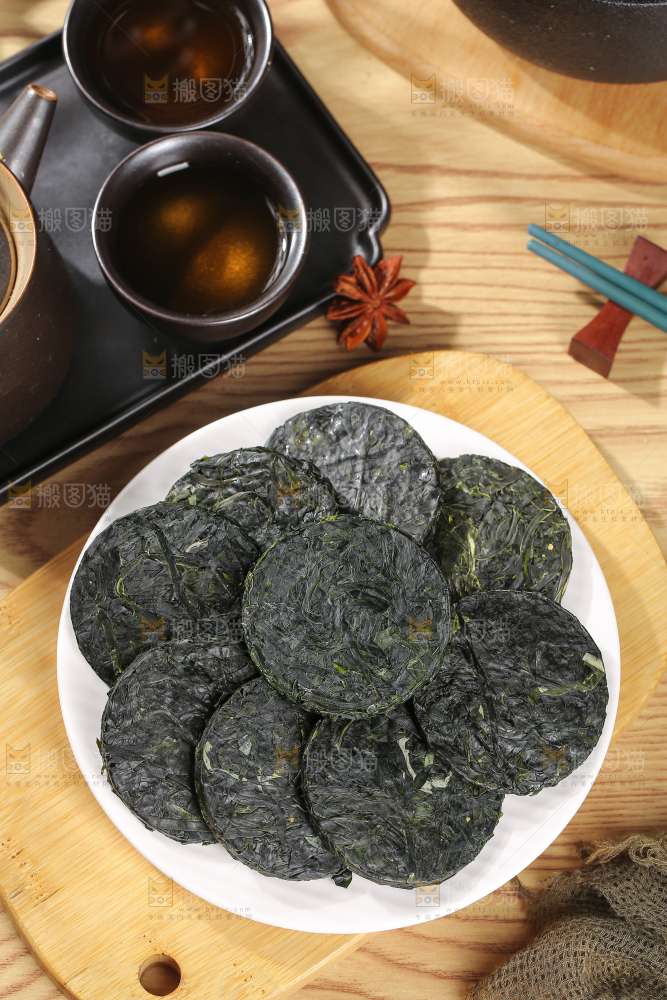 木底上的压缩海带丝