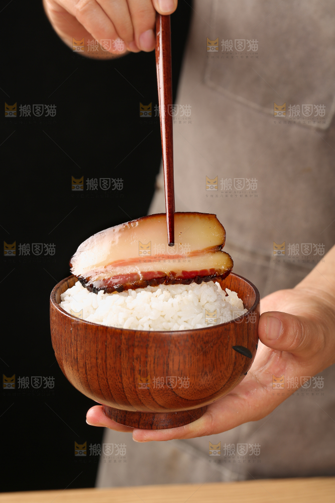 深底上的五花咸肉