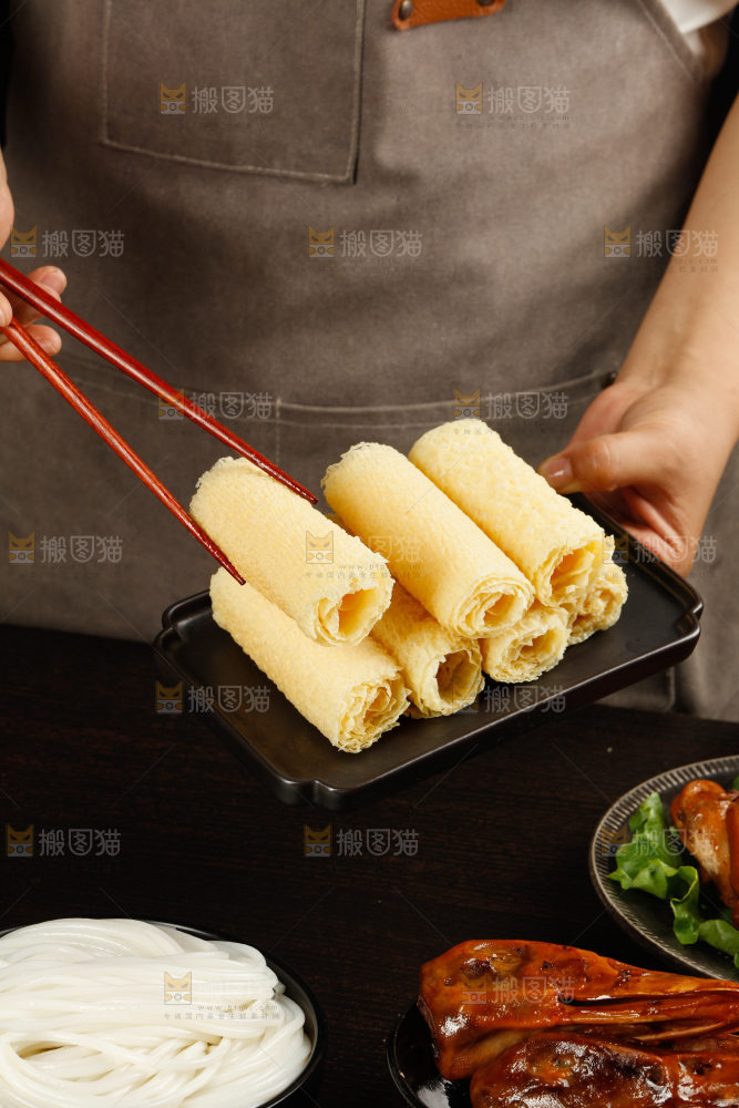 深底上的螺蛳粉食材